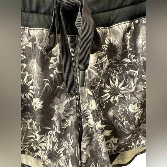 EUC Lululemon Hotty Hot Short- Women’s Size 10 - Picture 5 of 10